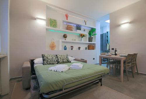 Wide & Bright 2 bedroom Flat 50m from M4 Station