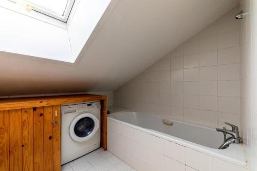 une salle de bain avec une machine à laver et un lavabo dans l'établissement Résidence Le Cristal - Très beau 3 pièces en duplex dans le centre de Méribel proche des commerces et des pistes de ski MAE-4931, à Les Allues