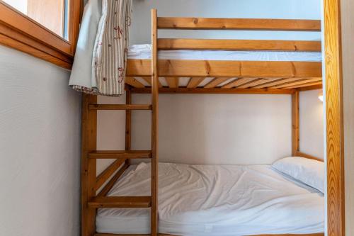 - un lit superposé avec une échelle à côté d'un lit superposé dans l'établissement Résidence Les Hauts De Preclaux - Bel appartement pour 6 personnes re-décoré MAE-2351, aux Orres