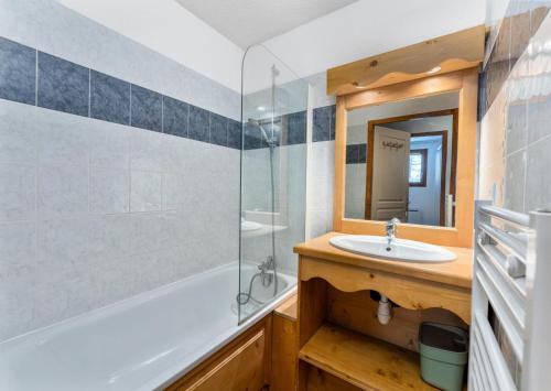 une salle de bain avec un lavabo et une douche dans l'établissement Résidence Les Hauts De Preclaux - Bel appartement pour 6 personnes re-décoré MAE-2351, aux Orres