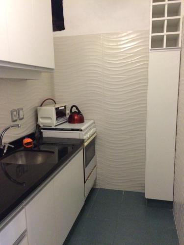 Η κουζίνα ή μικρή κουζίνα στο Nice apartment 100 meters away from Playa Brava