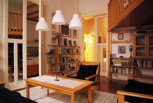 ブダペストにあるÁrgyélus Apartmentのリビングルーム(コーヒーテーブル、本棚付)