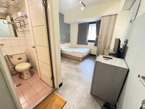 台中市にある逢甲 微微光のトイレと洗面台のある小さなバスルーム