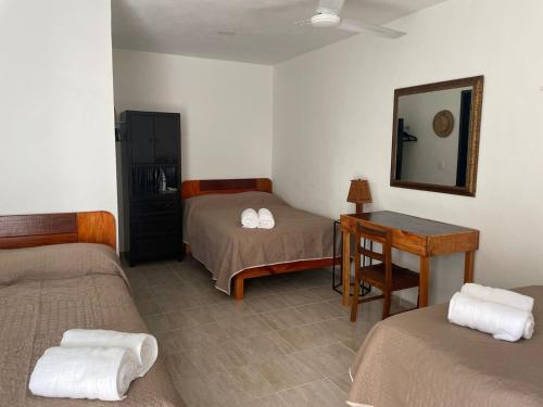 Katil atau katil-katil dalam bilik di Amplia Casa Colonial en Cancún