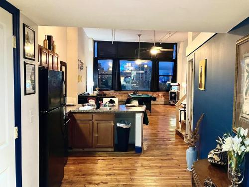 デトロイトにあるDowntown Riverview Loftのキッチン(黒い冷蔵庫付)