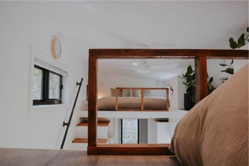 克拉肯巴克The Crest - A Tiny House with a Big View的镜子,床上