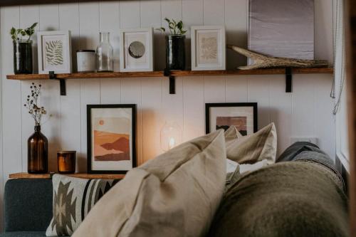 Cama o camas de una habitación en The Crest - A Tiny House with a Big View