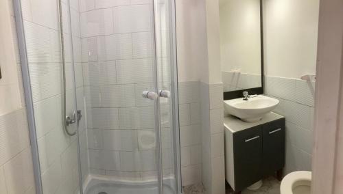 a bathroom with a shower and a sink at Hostal Argentina Osorno in Osorno