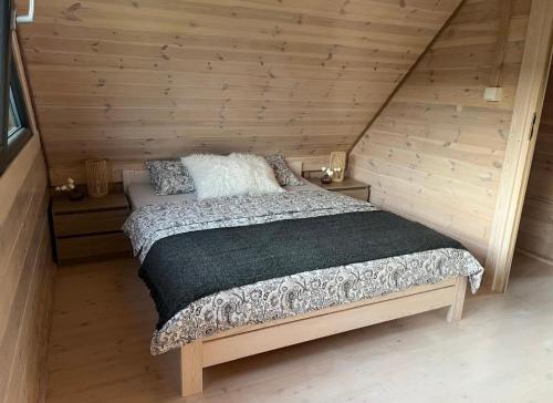 Postel nebo postele na pokoji v ubytování MOJA DEBINA LUX 2, dom z pokojem dziennym, dwiema sypialniami i widokiem na las, blisko plaży