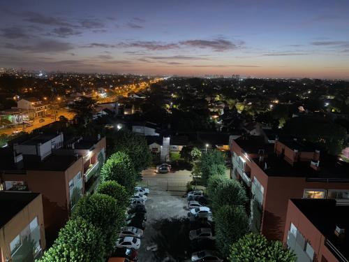 een luchtzicht op een stad 's nachts bij Estrada Depto con Vista al Mar, 4 Ambientes in Mar del Plata