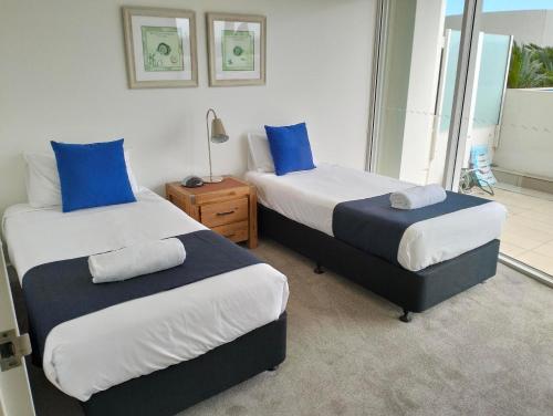 Katil atau katil-katil dalam bilik di Kirra Surf Apartments