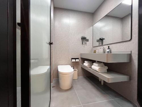Bilik mandi di Shanghai Joyful Star Hotel-Free shuttle bus to Pudong Airport and Disneyland