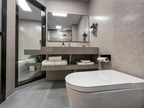 Bilik mandi di Shanghai Joyful Star Hotel-Free shuttle bus to Pudong Airport and Disneyland