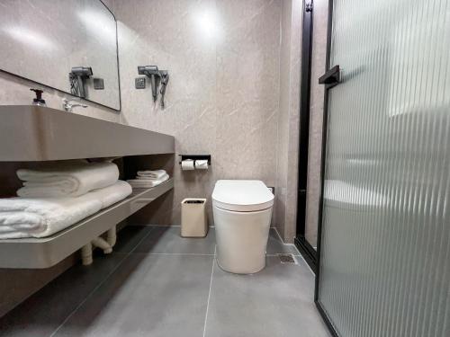 Bilik mandi di Shanghai Joyful Star Hotel-Free shuttle bus to Pudong Airport and Disneyland