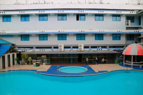 Hotel Mariat Sorongの敷地内または近くにあるプール