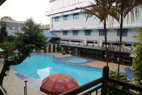Hotel Mariat Sorongの敷地内または近くにあるプール