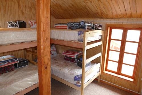 Uma ou mais camas em beliche em um quarto em Parques de Afunalhue