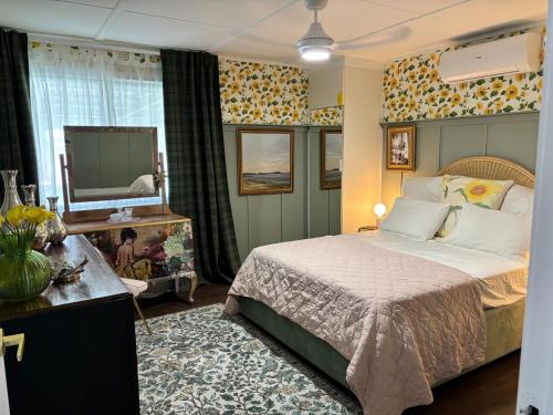 a bedroom with a bed and a television in it at Lenlie Farm in Howard