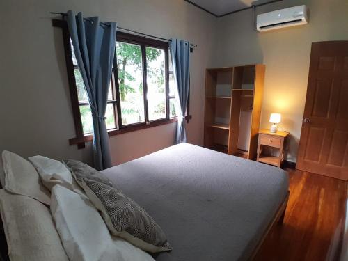 Cama o camas de una habitación en Riverside Oasis Cabin with A C