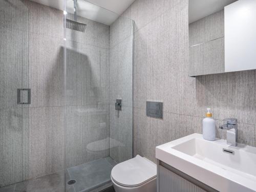 ブルックリンにあるThree-Bedroom Condo next to Bedford Ave L Subwayのバスルーム(シャワー、トイレ、シンク付)