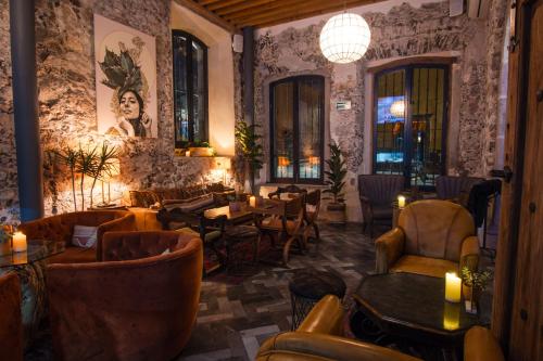 a restaurant with couches and tables and chairs at Casa 1810 Parque Hotel Boutique in San Miguel de Allende