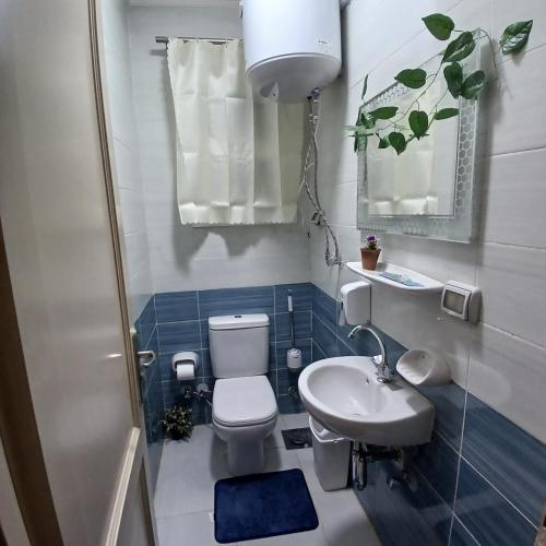 ein kleines Badezimmer mit Toilette und Waschbecken in der Unterkunft Fabulous apartment near Gate 20 - El Rehab in Kairo