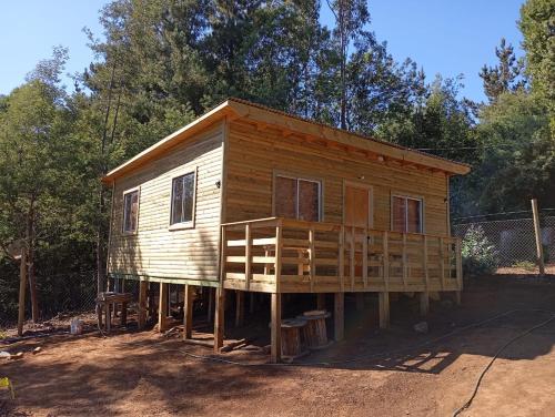 a large wooden house is being built on logs at Cabaña el descanso in Pelluhue