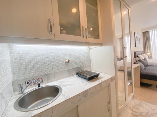 Koupelna v ubytování Signature Studio Apartment with Jacuzzi at Art Deco By Travelio