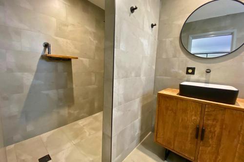 Bilik mandi di Vineyard Retreat entire home