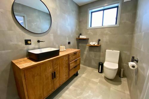 Bilik mandi di Vineyard Retreat entire home