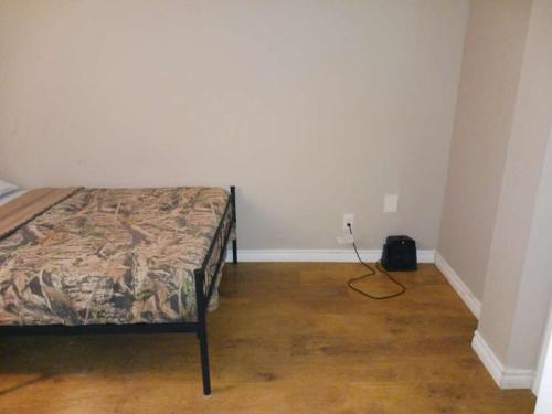 Giường trong phòng chung tại CheapSleep Room Near Kitchener Airport- 24X7 Checkin