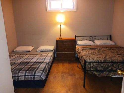 Giường trong phòng chung tại CheapSleep Room Near Kitchener Airport- 24X7 Checkin
