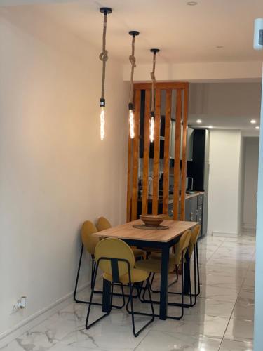 a dining room with a wooden table and chairs at Queluz Maison in Queluz
