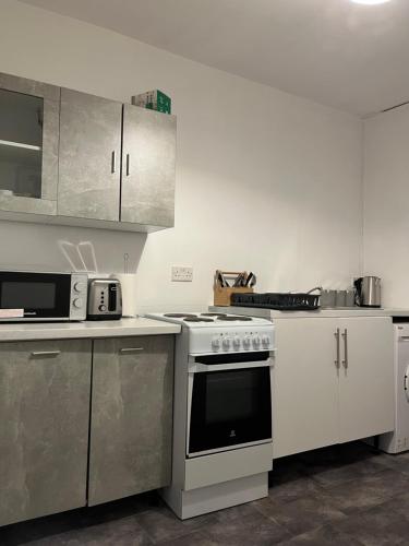 Кухня или мини-кухня в Comfortable One Bedroom Flat
