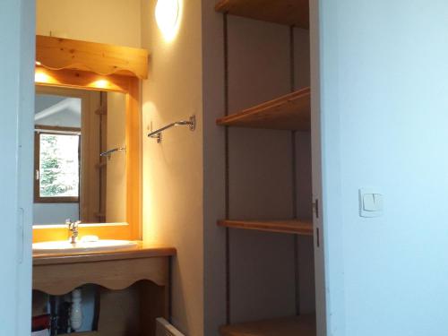 une salle de bain avec un lavabo et un miroir dans l'établissement Duplex 8 pers avec piscine à Super-Besse - FR-1-814-44, à Besse-et-Saint-Anastaise