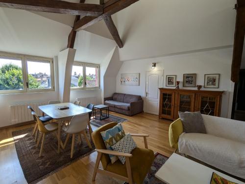 un salon avec une table et un canapé dans l'établissement Appartement lumineux avec jardin à Montargis - FR-1-590-562, à Montargis