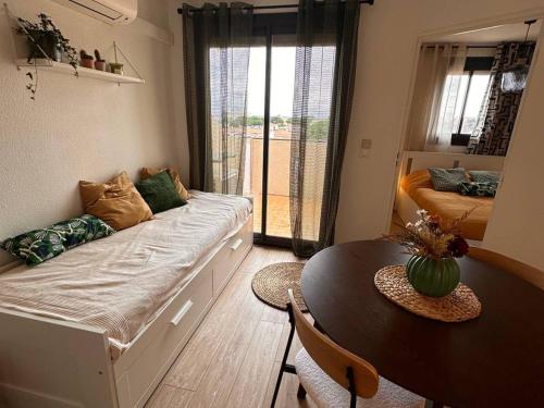 un petit salon avec un canapé et une table dans l'établissement Appartement climatisé, 4 pers, plage & parking à Port Leucate - FR-1-81-627, à Port-Leucate