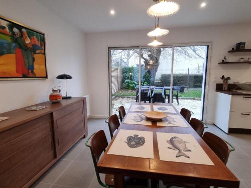 une cuisine et une salle à manger avec une table et des chaises dans l'établissement Maison moderne 6 pers, plage et Internet à 900m, animaux acceptés - FR-1-775-4, à Le Tour-du-Parc