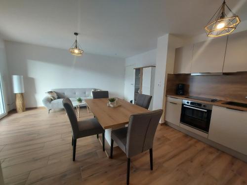 une cuisine et une salle à manger avec une table et des chaises dans l'établissement Appartement 4 pers à Argelès-sur-Mer avec clim, WIFI et parking - FR-1-776-117, à Argelès-sur-Mer