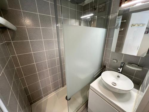 une petite salle de bain avec toilettes et lavabo dans l'établissement Pavillon 5 pers avec piscine, parking et jardin à Valras-Plage - FR-1-781-74, à Valras-Plage