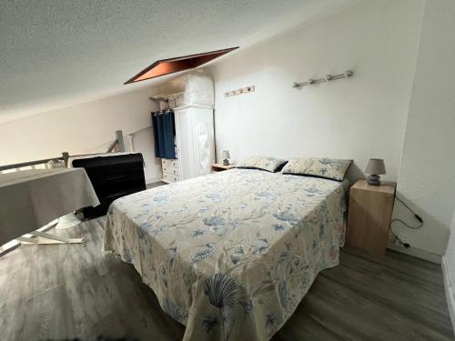 une chambre avec un lit et une télévision à écran plat dans l'établissement Pavillon 5 pers avec piscine, parking et jardin à Valras-Plage - FR-1-781-74, à Valras-Plage