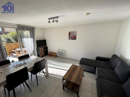 Photo de la galerie de l'établissement Villa rénovée 4/6 pers, piscine et parking, à 750m de la plage - FR-1-781-73, à Valras-Plage