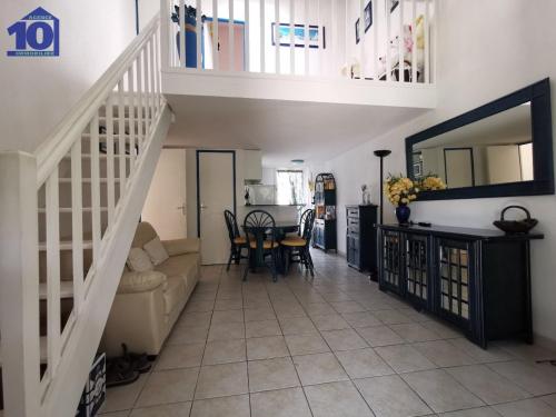 Photo de la galerie de l'établissement Pavillon 7 pers avec piscine, clim, parking à Valras-Plage - FR-1-781-76, à Valras-Plage