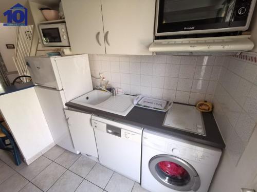 Photo de la galerie de l'établissement Pavillon 7 pers avec piscine, clim, parking à Valras-Plage - FR-1-781-76, à Valras-Plage