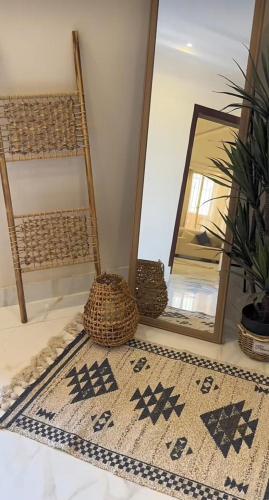 a bathroom with a mirror and a rug on the floor at شاليه وفيلا اطلالة الكر in Makkah