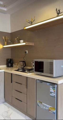 a kitchen with a microwave oven and a stove at شاليه وفيلا اطلالة الكر in Makkah