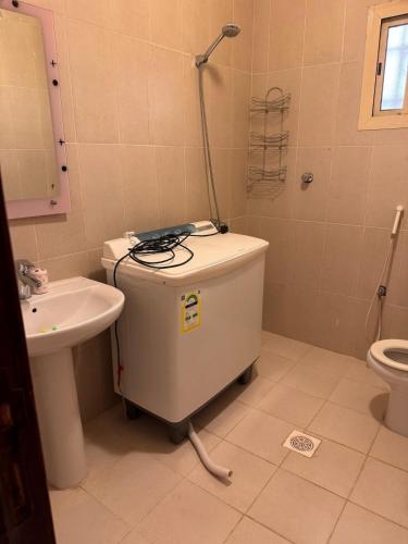 a bathroom with a toilet and a sink at شاليه وفيلا اطلالة الكر in Makkah
