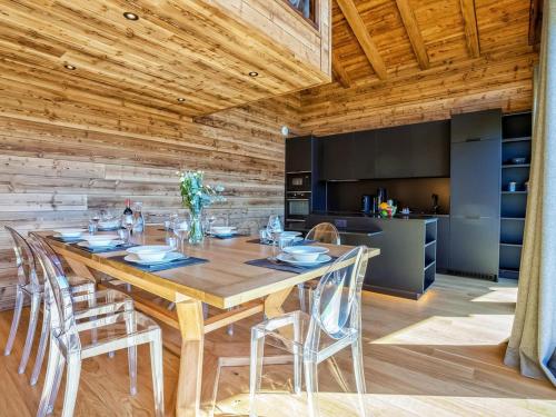 une salle à manger en bois avec une table et des chaises dans l'établissement Chalet luxueux avec jacuzzi, 7 pièces, proche pistes, pour 15 pers. - FR-1-810-28, à Hauteluce