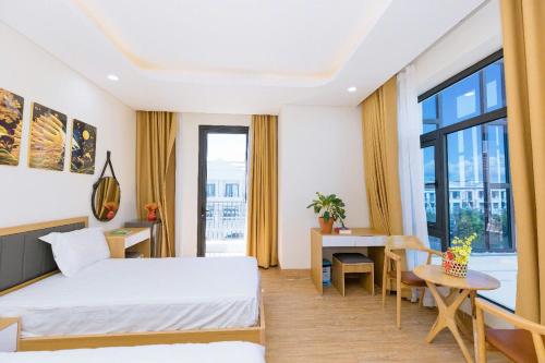 Postel nebo postele na pokoji v ubytování D Mart Hotel Grand World - by GoGo Phú Quốc