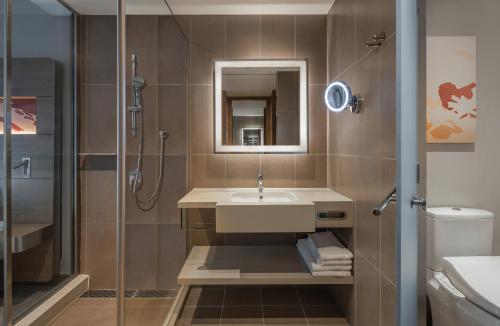 大園区にあるHyatt Regency Taoyuan International Airportのバスルーム(シンク、シャワー付)